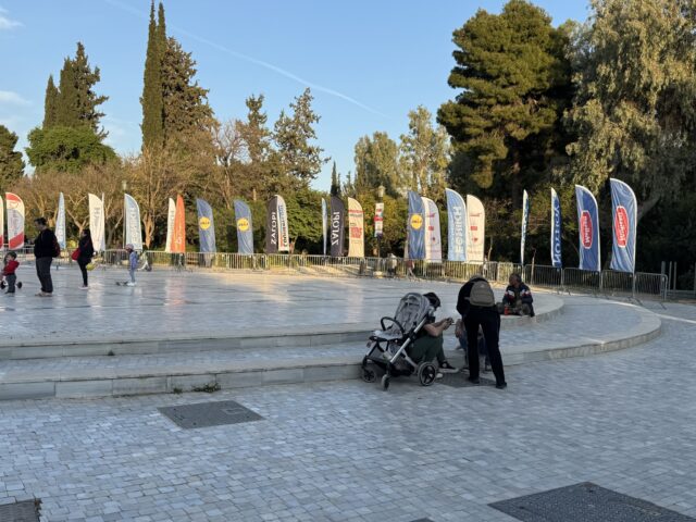 Oσοι υπερασπίζονται αξίες, οφείλουν πρώτοι να μην τις εκποιούν στον βωμό της άκρατης εμπορευματοποίησης.